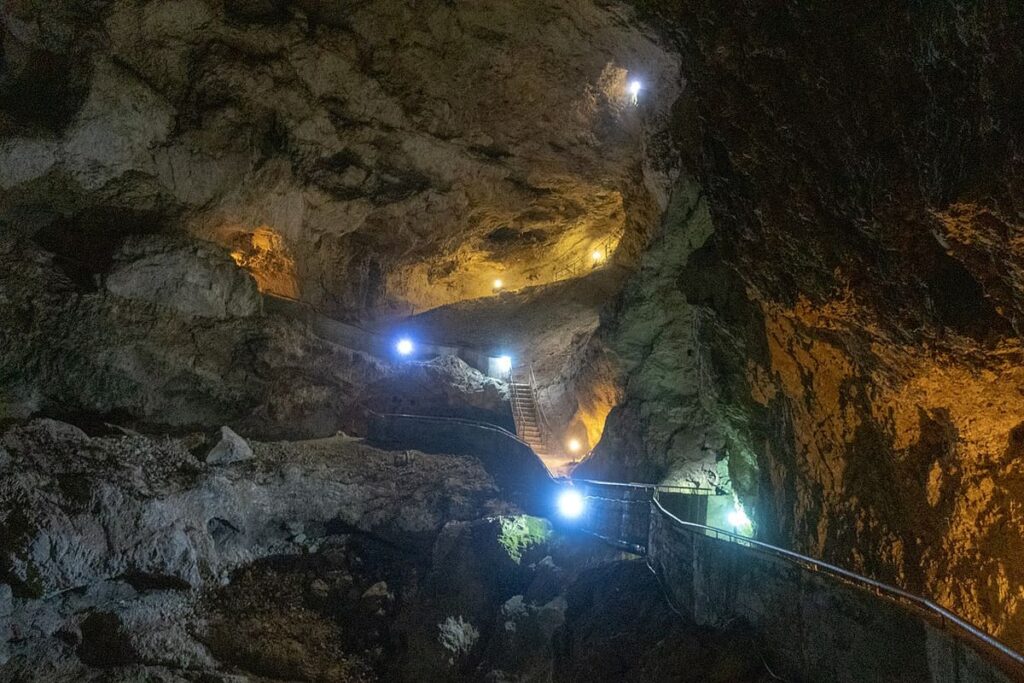 Devil’s Throat Cave