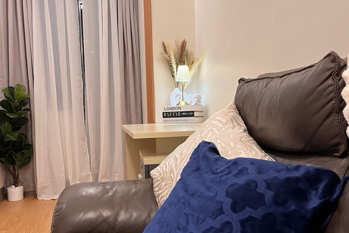Modern 1BR with Pool near Greenfield Megamall & EDSA